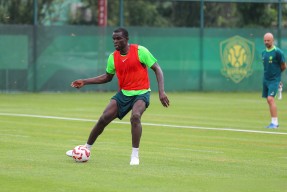 包含北京国安训练开放日，赛后造点机会引欢呼，意甲在即，资深球员宣示担当的词条